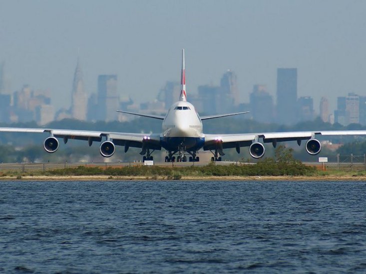pasażerskie - Boeing-747-AT-J.F.K.jpg