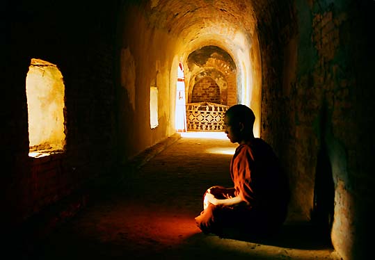 obrazki - monk_meditating_sagaing_myanmar_burma.jpg