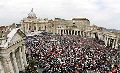 2 ODEJŚCIE PAPIEŻA JANA PAWŁA II DO OJCA ŚWIĘTEGO   2.04.2005r - pogrzeb_plac.jpeg