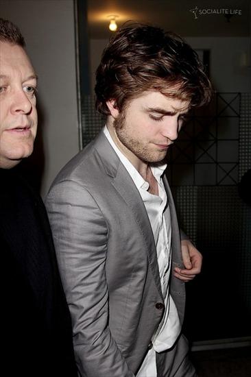 Early Show - robert-pattinson-leaving-the-view.jpg