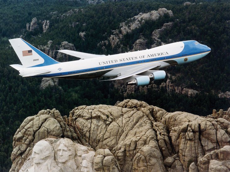 pasażerskie - Air-Force-One-over-Mount-Rushmore.jpg