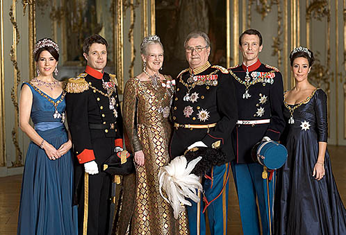 Duńska Rodzina Kr... - Regentparret omgivet af Kronprinsparret, Prins Jo...let 2009. Riddersalen, Christian VII Amalienborg.jpg