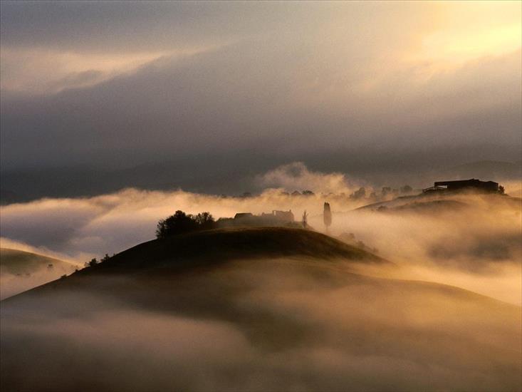 Włochy - Morning Mist Over Hills Near Siena, Tuscany, Italy.jpg