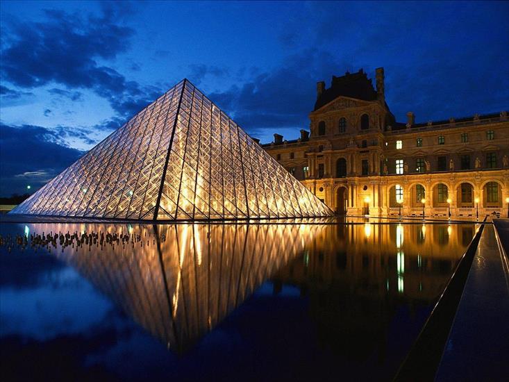 FRANCJA - Pyramid at Louvre Museum, Paris, France_1.jpg