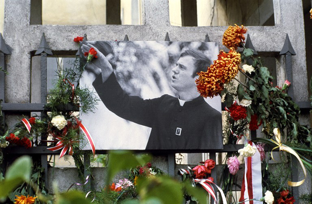 Jerzy Popiełuszko - Portret ks. Jerzego na ogrodzeniu kościoła św. Stanisława Kostki - 1984 rok.bmp