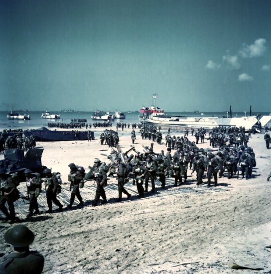 Normandia - Canadian_soldiers_on_Juno_Beach.jpg
