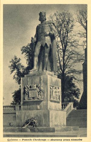 Stare Pocztówki - Gniezno - 06 Zburzony przez Niemców pomnik Bolesława Chrobrego.jpg