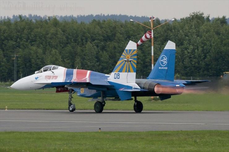 Su-27  radziecko - rosyjski samolot myśliwski ... - Samolot Su-27 08 rosyjskiego zespo...ołu akrobacyjnego Russkije Witjazi.JPG
