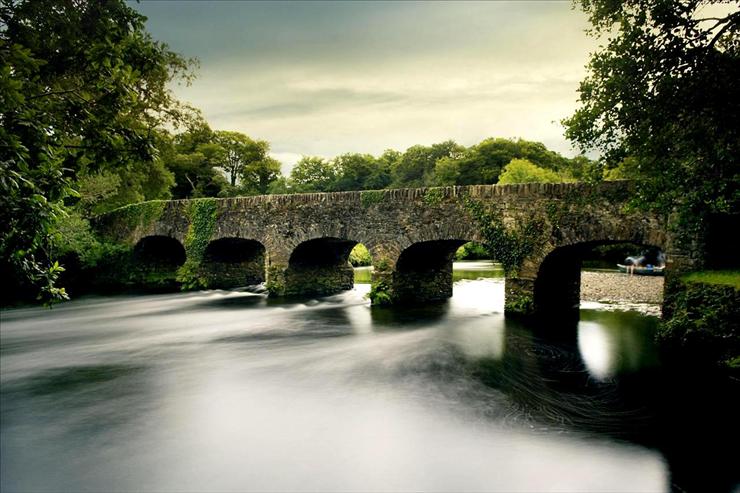 Irlandia - Stone Bridge Over Gearhameen River, Killarney National Park, County Kerry, Ireland.jpg
