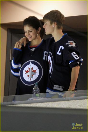 z Justinem Bieberem - selena-gomez-justin-bieber-hockey-game-08.jpg