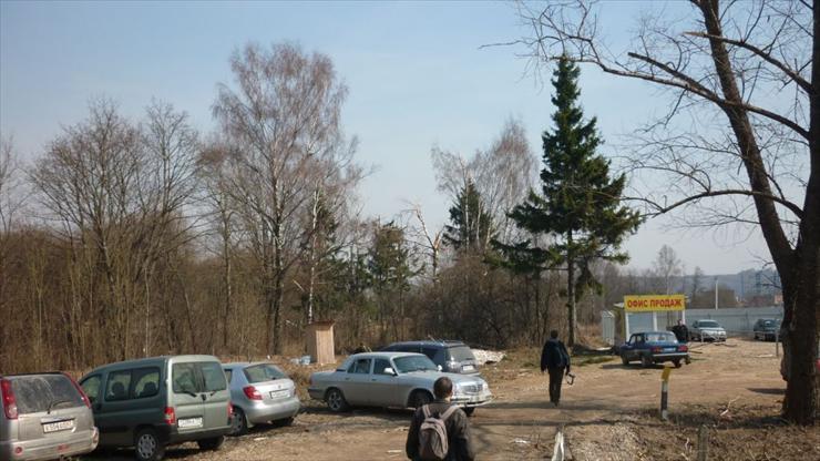 Nowe niesamowite zdjęcia ze Smoleńska - komis samochodowy obok lotniska.jpg