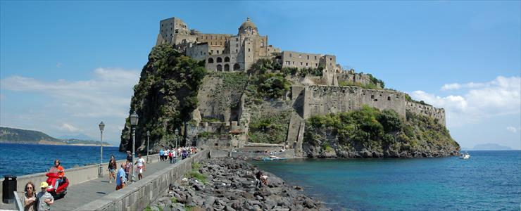 Włochy - zamek Aragonese.jpg