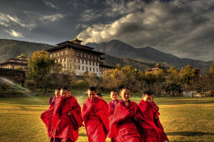 2014_KONKURSY_FOTOGRAFICZNE - Buddhist monks in Bhutan_His Majesty King Jigme Khesar Namgyel Wangchuck.png
