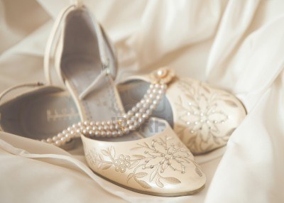 Dekoracje z perłami - 7785816-chaussures-de-mariage-blanc-magnifique-de-luxe-avec-un-collier-de-perles.jpg