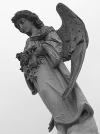 Anioły kamienne - 200px-statue_at_metairie_cemetery.jpg