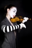 obrazy - kobieta-mime-gry-na-skrzypcach.jpg